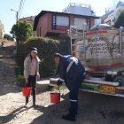 Bogotá. Clara Escobar recoge agua potable de un camión cisterna.