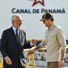 El Secretario de Defensa, Pete Hegseth (R), habla con el administrador del Canal de Panamá, Ricaurte Vásquez, en visita a las esclusas de Miraflores del Canal de Panamá, el 8 de abril de 2025.