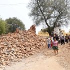 Mandalay. Varias personas caminan entre las ruinas de un monasterio que colapsó a causa del potente terremoto de hace dos semanas.