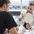 Valentyn Frechka señala un disco de papel fabricado de forma sostenible.