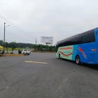 Zonas como el anillo vial de Quevedo son utilizadas como paraderos improvisados de buses.