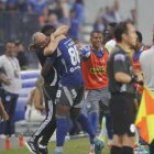 Joao Quiñonez celebró su gol con el técnico Jorge Célico en el 1-0 de Emelec a Libertad