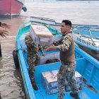 Soldados trasladan material electoral por vía marítima, con destino al Golfo de Guayaquil.