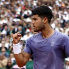 El español Carlos Alcaraz celebras tras imponerse a su compatriota  Alejandro Davidovich Fokina en su llave de semifinal del Masters de Montecarlo.