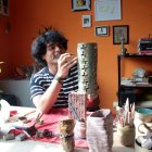 Alfonso Ponce es un ceramista de tercera generación. Está en Instagram como @Delguasmo.ec