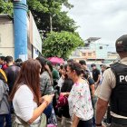 Alrededor de las 07:30, las personas pudieron ingresar a la Unidad Educativa Fiscal Provincia de Bolívar.