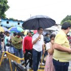 En la universidad laica Vicente Rocafuerte los votantes acudieron con lluvia.