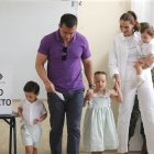 Daniel Noboa vota en compañía de su familia.