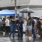 Los niños abordan a los votantes al salir del recinto electoral