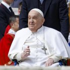 El papa Francisco, que sigue convaleciente por sus problemas de salud, apareció sin que estuviera previsto ante los fieles en la Plaza de San Pedro del Vaticano, al término de la misa del Domingo de Ramos, la celebración que marca el inicio de la Semana Santa. EFE