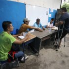 Una persona vota durante la jornada electoral este domingo en Canuto (Ecuador).