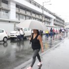 Personas salieron a votar con sus paraguas.