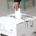 Ciudadano deposita su papeleta en la urna en las elecciones generales 2025.