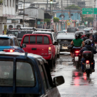 Sur. En la calle Antepara, una vía en reparación provoca que el tráfico se vuelva más lento. Los trabajos se realizan durante la mañana y tarde.