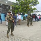 Los militares y personal de seguridad vigila que el proceso electoral se lleve con normalidad en Santa Elena.