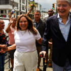 Guillermo Lasso y su esposa María de Lourdes Alcívar, mientras ingresaba a su recinto electoral, el 13 de abril del 2025.