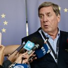 El jefe de la misión de observación electoral de la Unión Europea (UE) en Ecuador, el eurodiputado español Gabriel Mato, habla con la prensa este domingo en Quito (Ecuador).