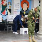 Las encuestas a boca de urna se realiza a los votantes que acaban de votar.