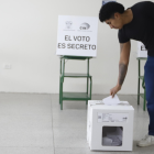 Ciudadano deposita su voto.