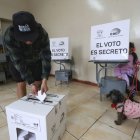 Ciudadanos acuden a las urnas este 13 de abril en Ecuador, para elegir entre Daniel Noboa y Luisa González en la segunda vuelta presidencial 2025.