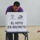 El presidente de Ecuador y candidato a la reelección, Daniel Noboa, al votar este domingo, 13 de abril, durante la segunda vuelta de los comicios presidenciales, en Olón (Santa Elena, Ecuador).