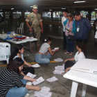 Miembros de las Juntas Receptoras del Voto realizan el conteo.