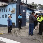 Miembros de la Policía realizaron controles en el ingreso a los recintos electorales.