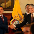 Lasso y Noboa  estrechan manos, previo a la sucesión del poder en 2023.