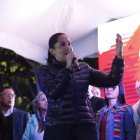 Luisa González no aceptó los resultados. Detrás de ella se observa a Diego Borja y a Viviana Veloz.