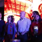 Funcionarios vinculados al correísmo como Pabel Muñoz y Paola Pabón, durante un mitin político en Quito, la noche del domingo 13 de abril, tras conocerse los primeros resultados electorales.