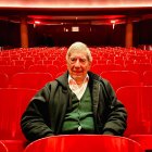 Foto cedida por el Teatro Marsano de Lima muestra al escritor peruano Mario Vargas Llosa en un teatro de Lima, Perú, el 20 de octubre de 2024 (reeditada el 14 de abril de 2024).