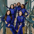 Katy Perry antes del despegue con la tripulación femenina de