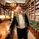 Mario Vargas Llosa en la biblioteca de la Academia Francesa en París, Francia, el 9 de febrero de 2023.