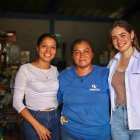 Una de las beneficiarias de este bono de $1.000, reinicia su negocio.