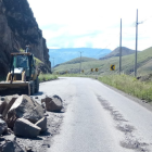 Trabajos de limpieza de la vía Cuenca-Girón-Pasaje.