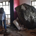 Daño. Por las lluvias se desprendió parte de un muro de un edificio en la González Suárez lo que ocasionó que cayera por la pendiente y destruya el techo de una casa