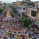 Fieles participan en el Vía Crucis del Viernes Santo en Guayaquil, una de las tradiciones más emotivas de la Semana Santa.