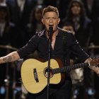 El cantante y compositor Alejandro Sanz, durante su actuación en la 39 edición de los Premios Goya de la Academia de Cine.