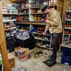 El propietario de una tienda de licores limpia los daños ocasionados por el sismo de 5,2 registrado cerca de San Diego.