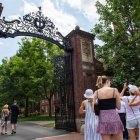 Las puertas de entrada a la Universidad de Harvard, en Massachusetts, Estados Unidos.