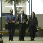 Gonzalo Vargas Llosa, Álvaro Vargas Llosa, y Morgana Vargas Llosa, hijos del escritor peruano, portan dos urnas con los restos de su padre afuera del Centro Funerario y Crematorio del Ejército de Chorrillos.