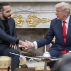 El presidente salvadoreño, Nayib Bukele, y el presidente estadounidense, Donald Trump, se estrechan las manos durante su reunión en la Casa Blanca.