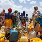 Los refugiados sudaneses llenan bidones con agua en el campo de refugiados de Touloum, en la provincia de Wadi Fira, Chad, el 8 de abril de 2025.
