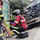 Los bomberos prestaron atención prehospitalaria a una persona afectada.