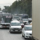 Foto referencial. El tráfico es uno de los repetidos problemas y aún sin solución en la vía a la costa. Hoy, tras un trabajo vial, vel escenario se complicó más.