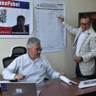 Robert Jácome recibe en su oficina a los voluntarios que están dispuestos a recolectar las firmas para la revocatoria.