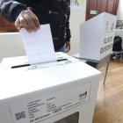 En Quito, la gente vota en tres circunscripciones.