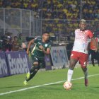 Al mediapunta Gabriel ‘Loco’ Cortez (derecha) le costó ante Orense generar ocasiones de peligro y habilitar al centrodelantero Felipe Caicedo.