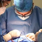 Cirugía. Cada vez más hombres se someten a cirugías estéticas por su autoestima e imagen.