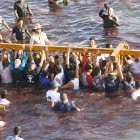 El madero en el agua representa la limpieza de los pecados en el mar.